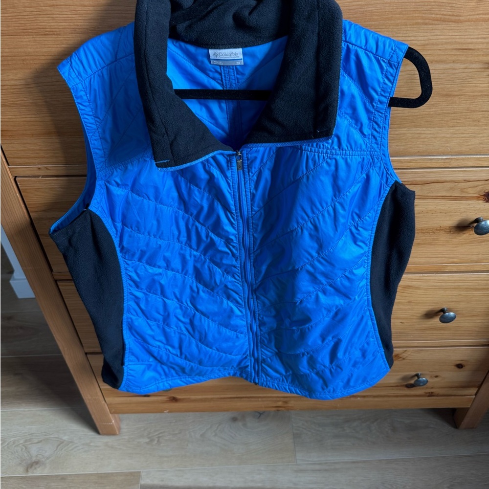 Columbia Black and Blue Vest